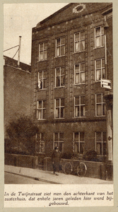 78052 Gezicht op de, aan de Twijnstraat gelegen achtergevel van het zusterhuis van de Willem Arntsz Stichting ...